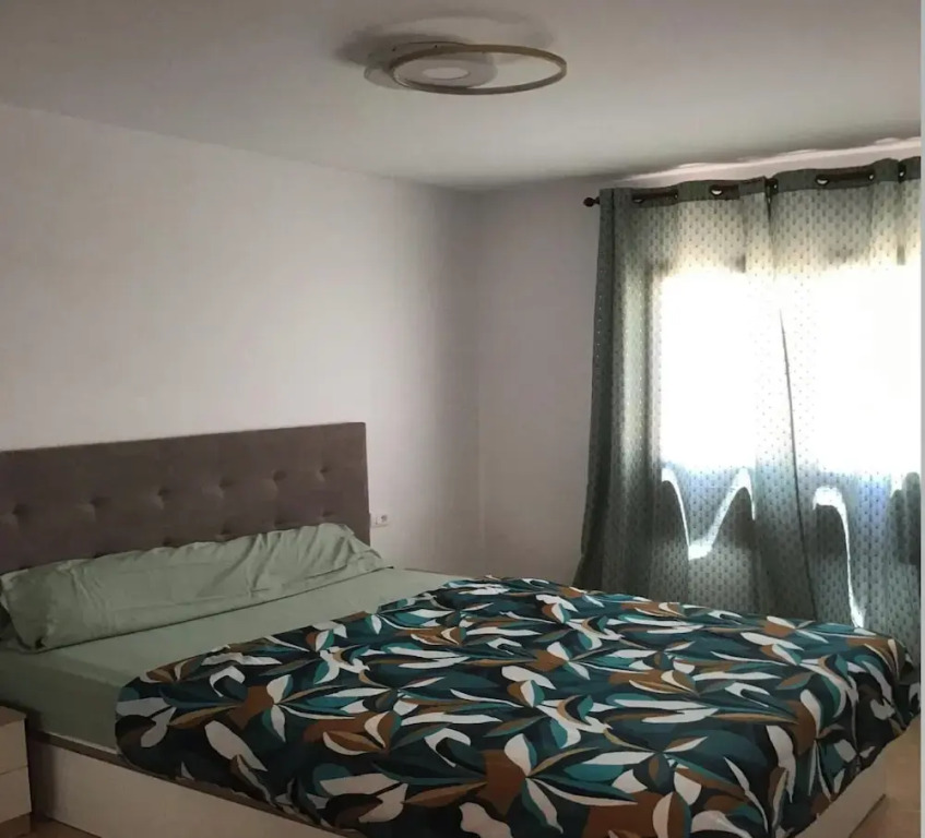 Luxury Villa - Sleeps 4, Hottub Jacuzzi & Parking