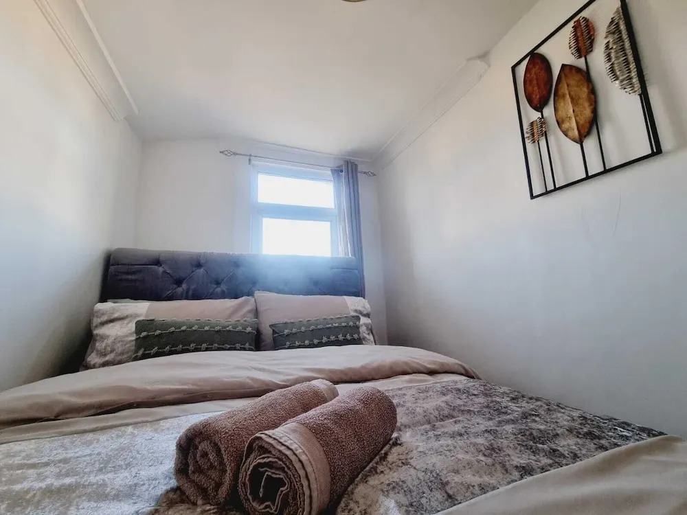 Elegant 4-bed House in Dartford