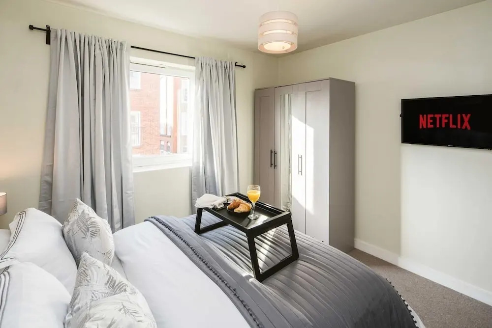 Luxe Living in a 2-bedroom Canary Wharf Haven
