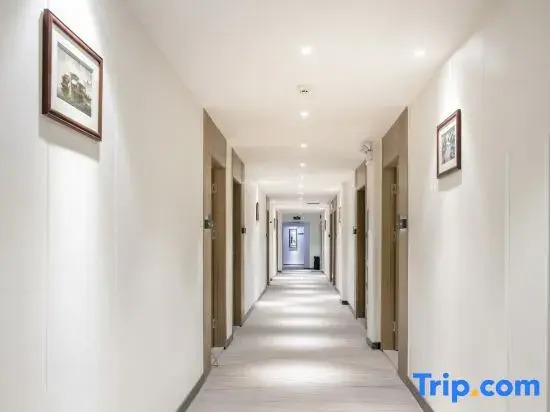 No.5 Art Hotel