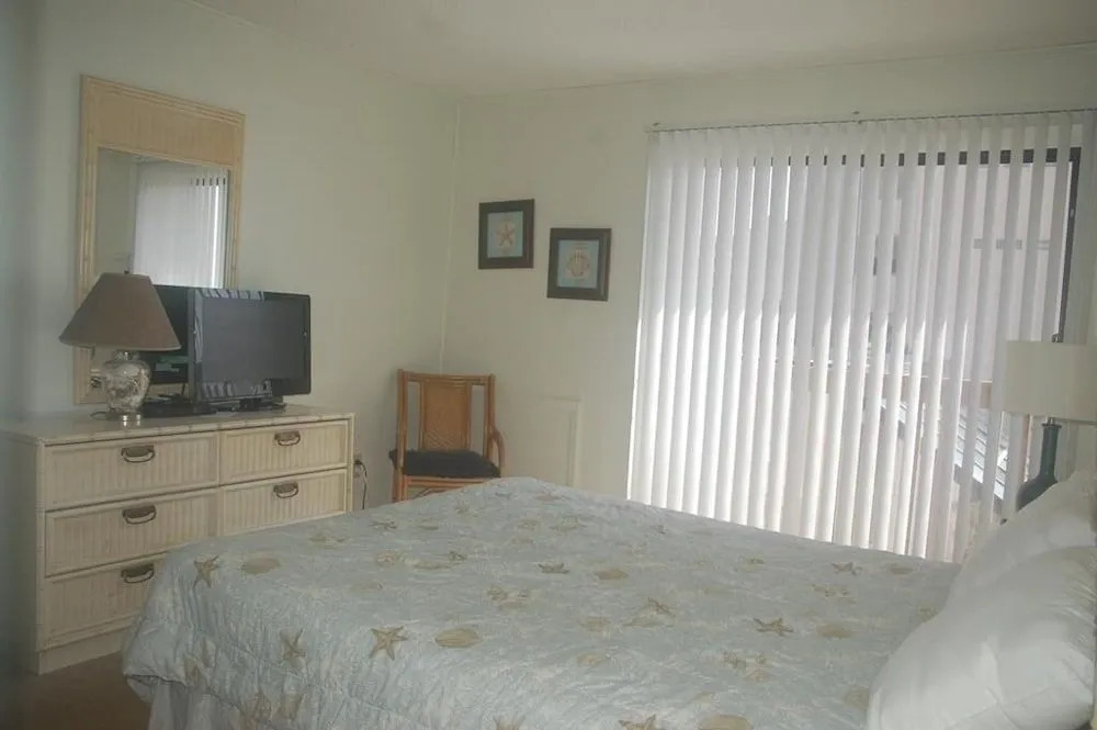 Crescent Beach Villas, Villa 207 - 2 Br Condo