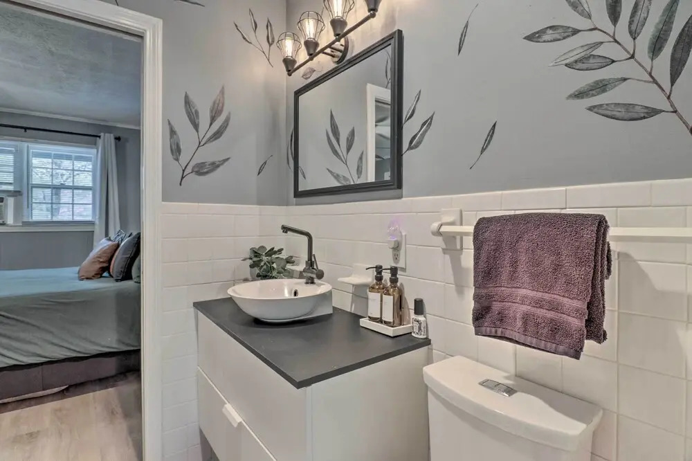 Chic Flat Rock Condo w/ Balcony + Lake View!
