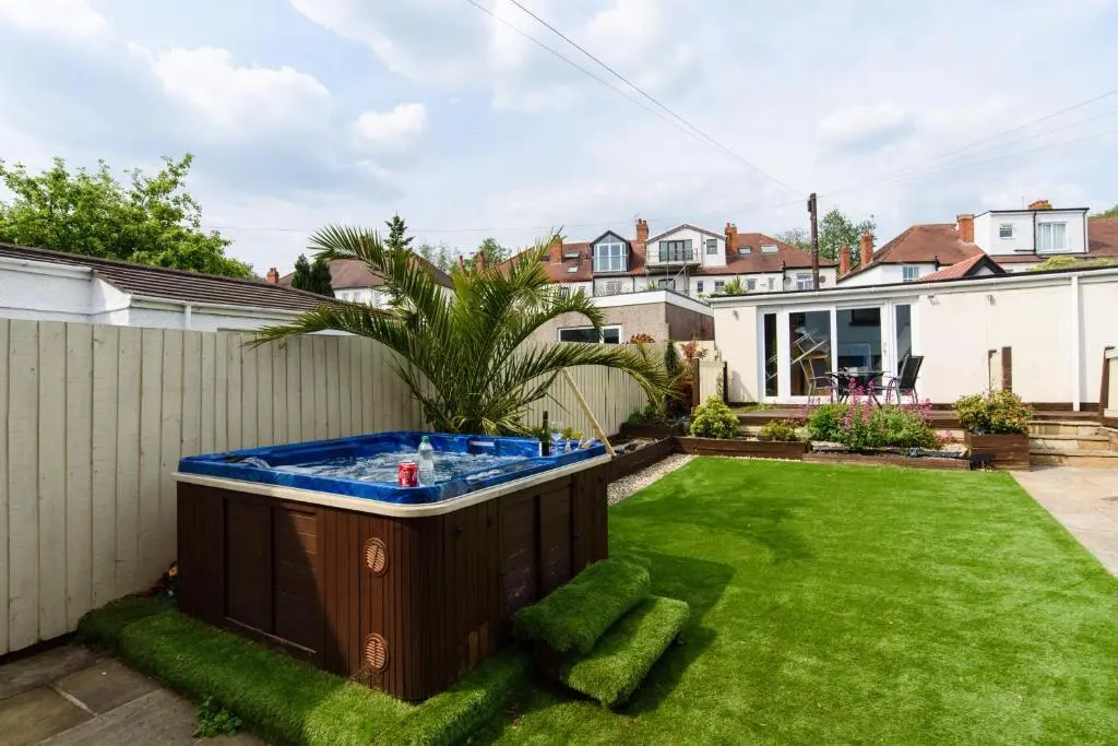 City Retreat, Spacious 4 Bed House, Games Room, Parking, Hot Tub & BBQ