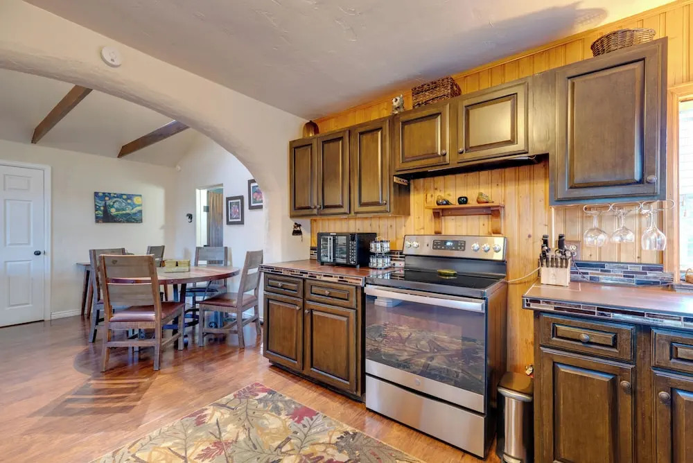 Rustic Log Cabin w/ Studio ~ 5 Mi to Pikes Peak
