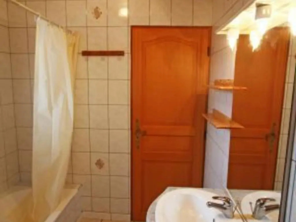 Gîte de plain-pied avec terrasse, proche port et station thermale, idéal pour familles - FR-1-589-24
