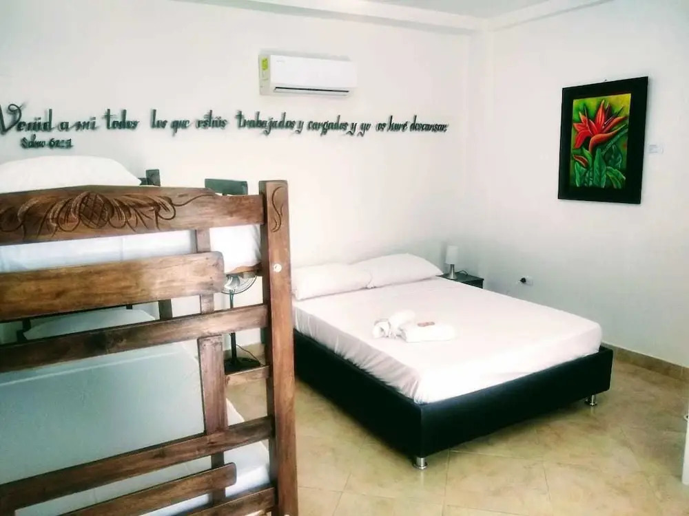 Basilica Hostal y Cafe - Hostel