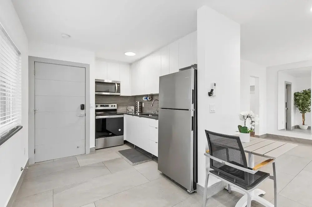 Unique Retreat - Unit D: Cool 2nd-floor Retreat