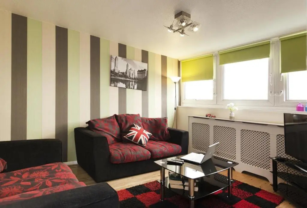 Victoria Centre 2 Bedroom Apartments with 4 Beds in Victoria Centre Shopping Centre - Nottingham City Centre - 24 hour access - Most Central Location - Full Kitchen - Opposite Hilton - Parking for Cars or Vans from Five pounds a day - Sunday 1pm Check-out
