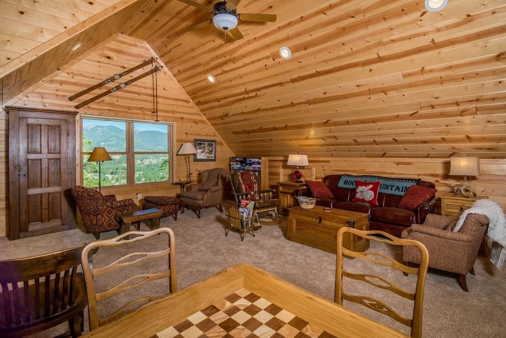Armstrong Luxury Log Vacation  At Windcliff 4 Bedroom Home by RedAwning