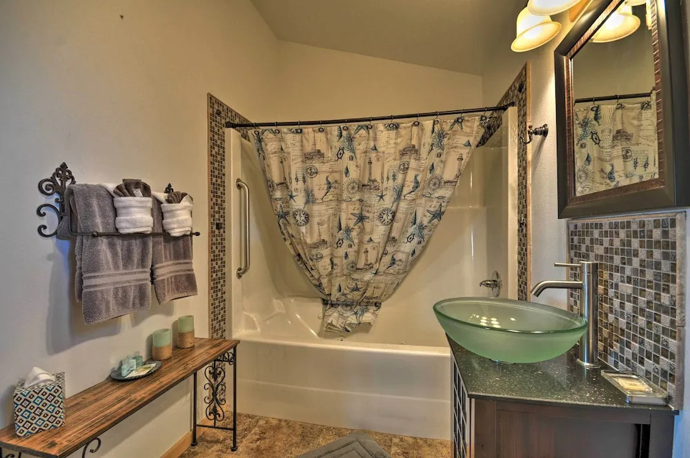 Coastal Retreat in Long Beach: Walk to Attractions