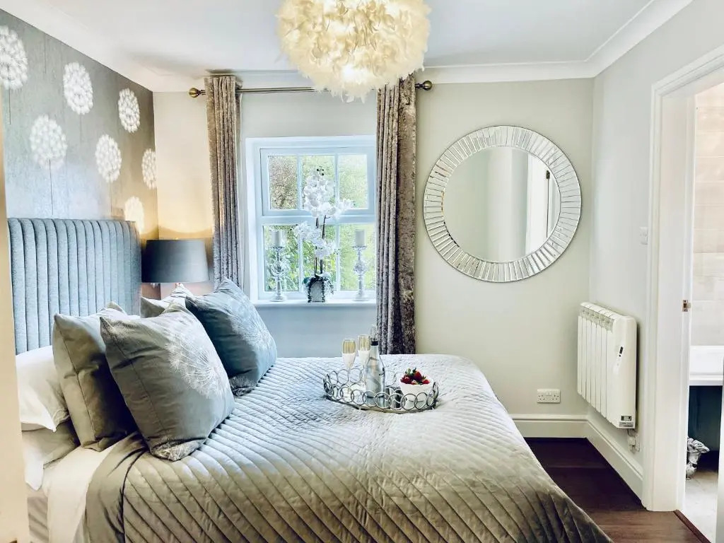 Cotswold Chic Retreats "Jacinabox" 5 Star Chipping Campden-Parking-Garden