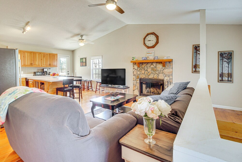 2 Mi to Dtwn Ellijay! Outdoorsy Escape w/ Hot Tub