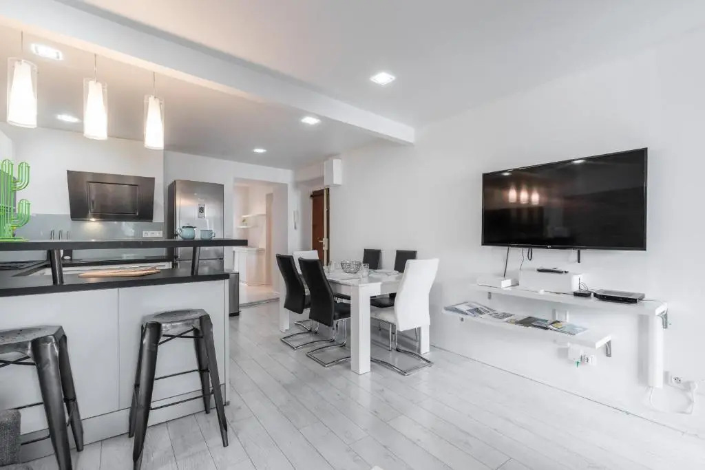 Amazing 3 Bdrs And Garden Place du Pin Parking !