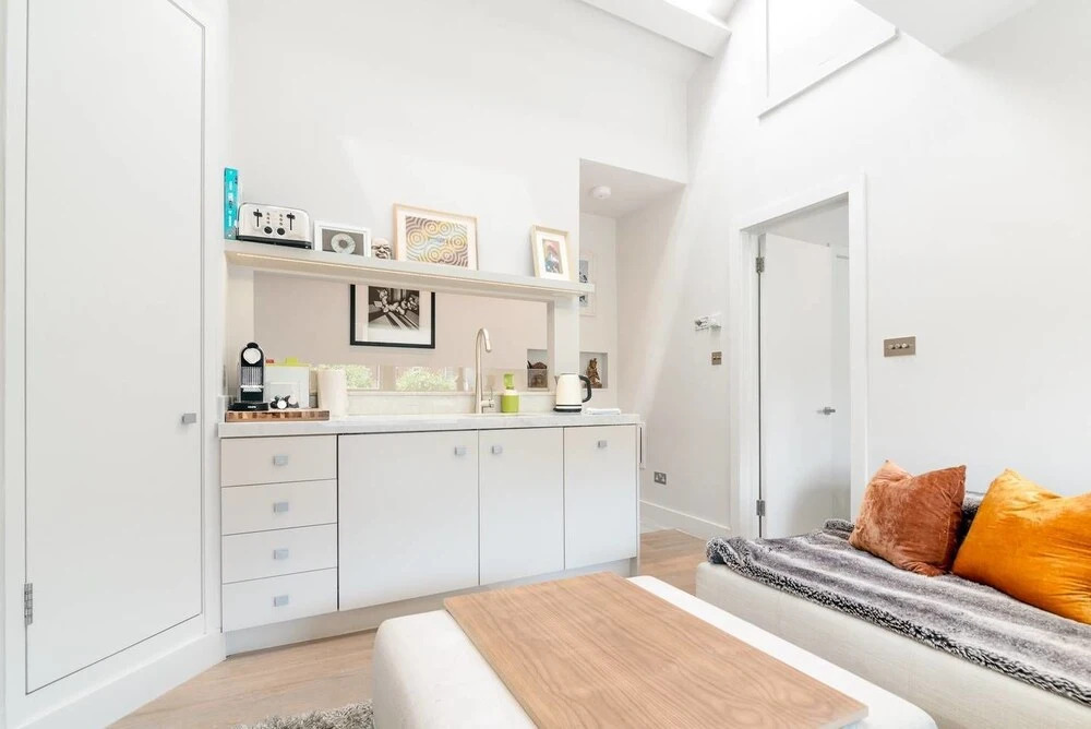 Lovely 1BR Home by River Thames! 2 Guests