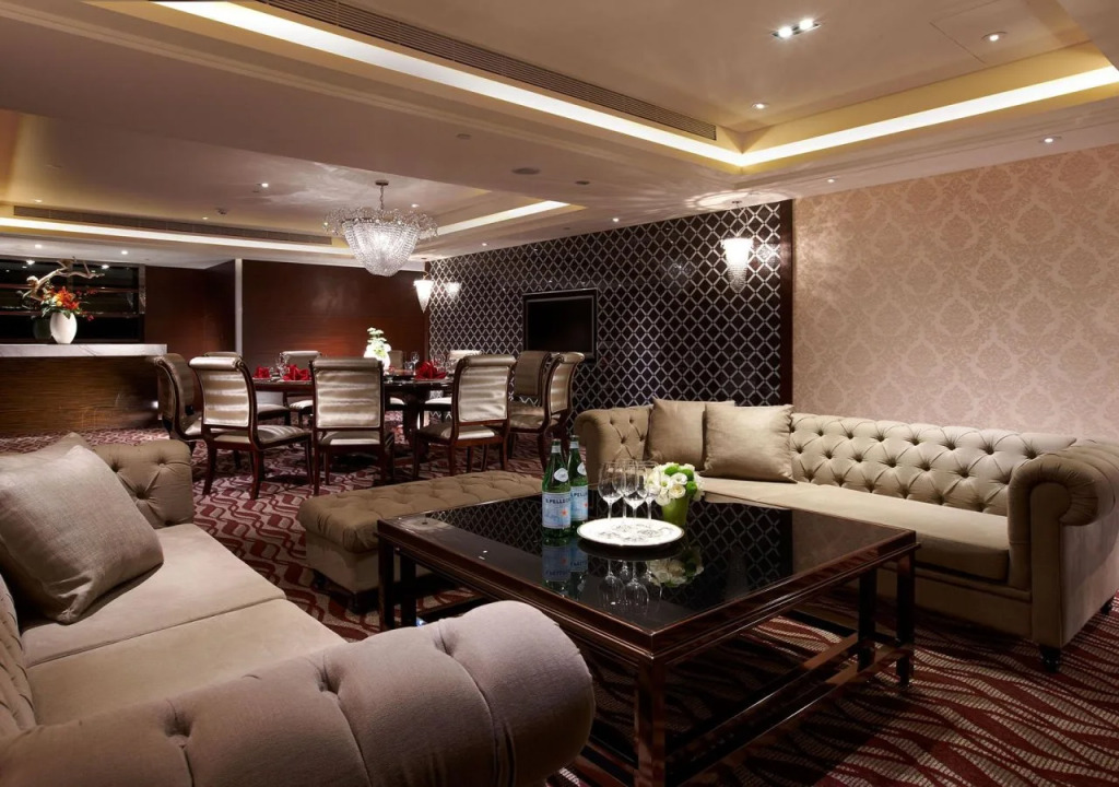 S Aura Hotel