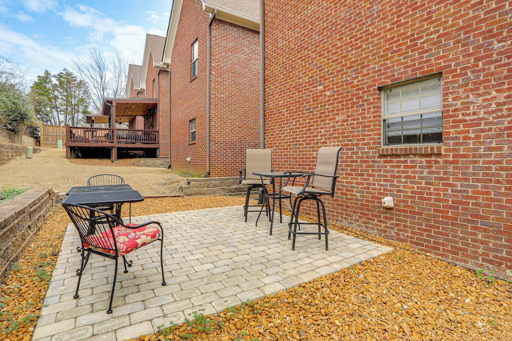 Walk to Ole Miss! Hilltop Oxford Home w/ Patio