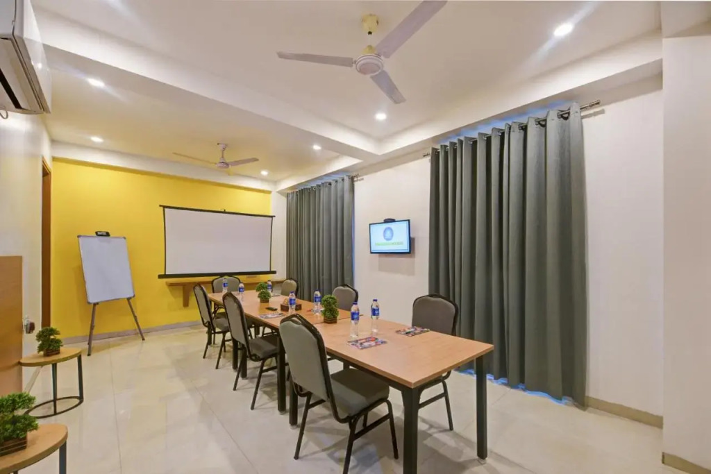 OYO Rooms 813 near Omaxe City Centre