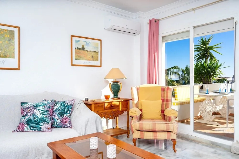 Lovely Apartment with View and Pool Ref 127