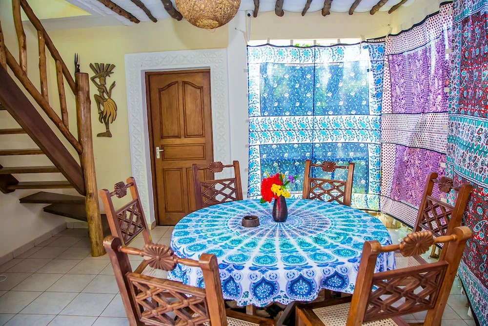 3 Bed Cottage Sleeps 6- Pool, Chef Option, Parking
