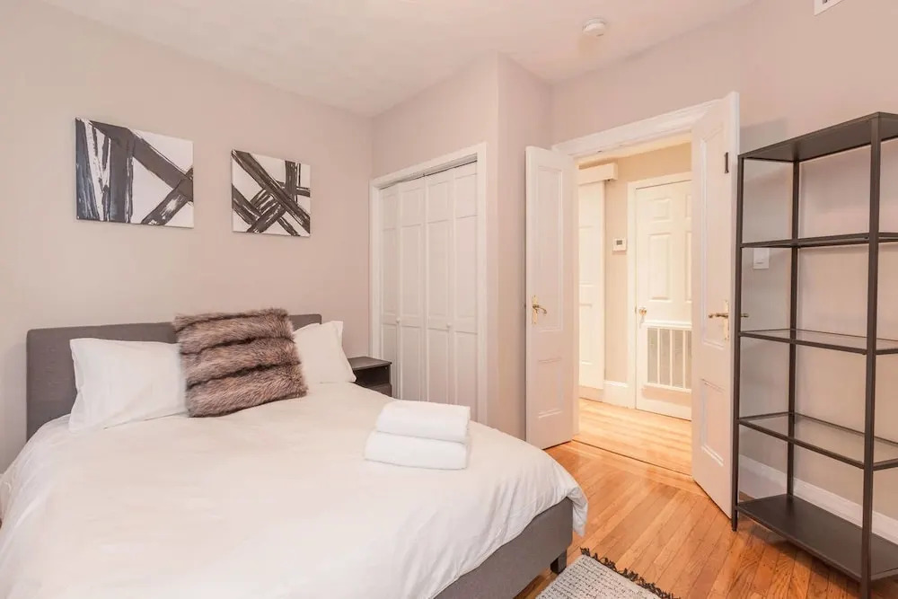 Modern 3 BR in Charles Street by Domio