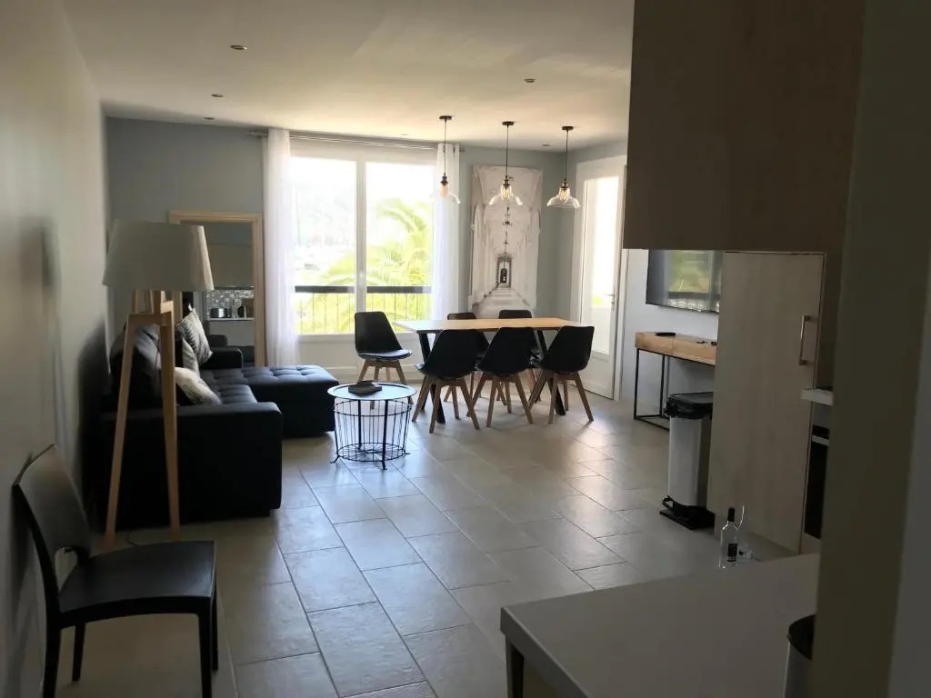 Appartement plein centre Saint Florent face au port