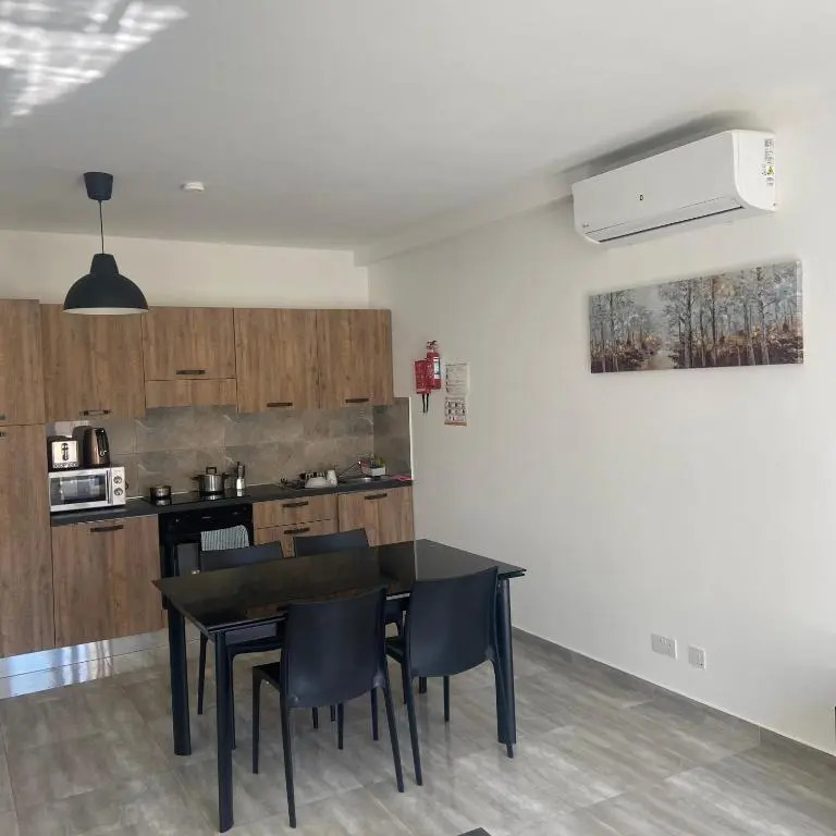 F10-3 Room 2 single beds shared bathroom in shared Flat