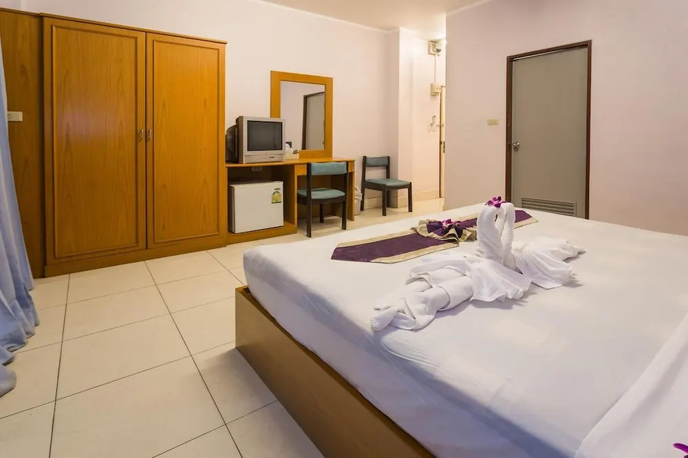 Room in Guest Room - Bucintoro Restaurant & Guesthouse Belvedere - 10 Minutes From Patong Beach
