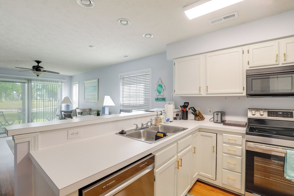 Myrtle Beach Condo w/ Pool Access: 5 Mi to Ocean