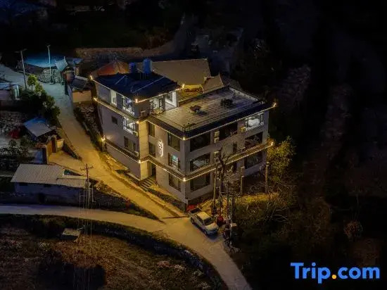 Hill Retreat | Mantu · Banshan Cliff Designer's Boutique Stay (Tiger Leaping Gorge Scenic Area)