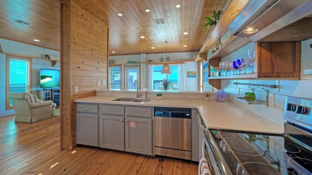 Walk to the Beach Ocean Views, Balcony Dining & Open Living Beachview 54 by Avantstay