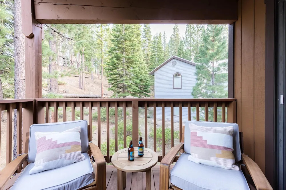 Wolfe by AvantStay | Near Lake Tahoe, w/ Hot Tub, Fireplace, 2 Private Decks!