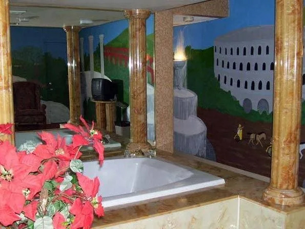Red Carpet Inn & FantaSuite Hotel