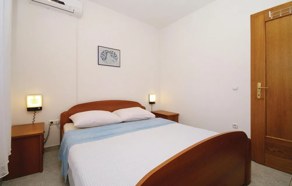 Nice Home in Stari Grad With Wifi and 4 Bedrooms