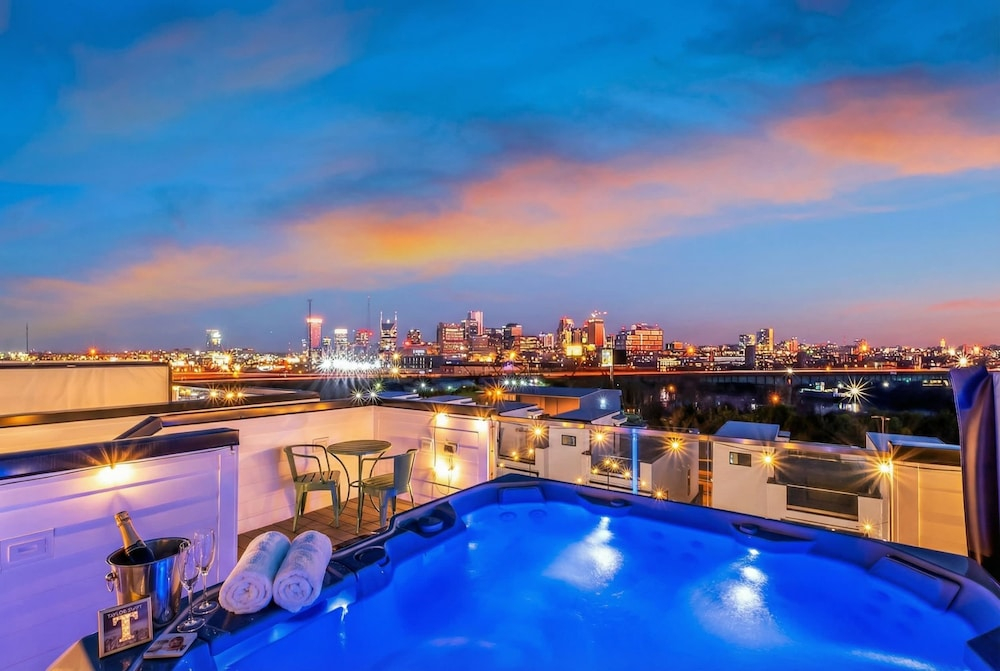 Taylor Swift Home Rooftop Hot Tub Movie Theater