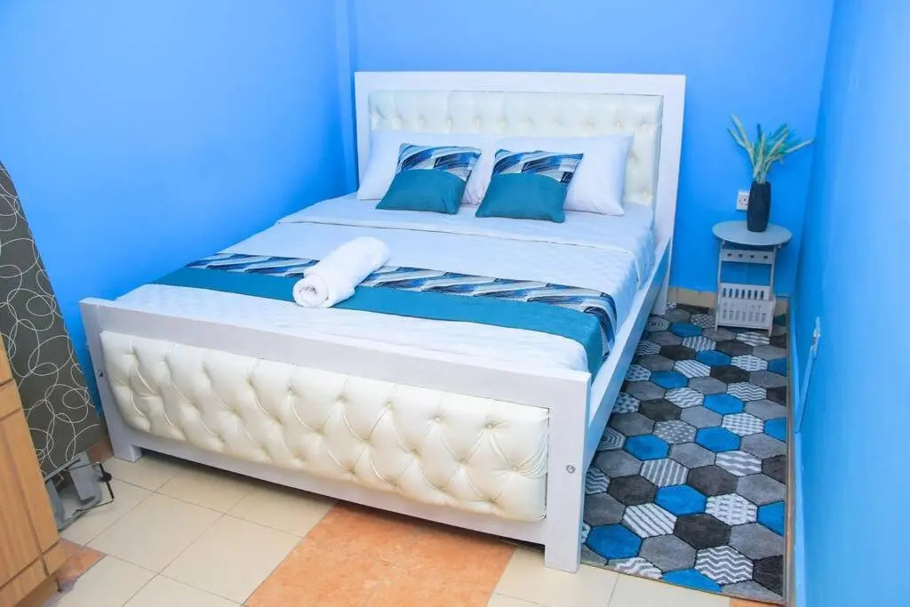 Cozy Homes 1 Bedroom house with Wi-Fi king size bed. Free parking