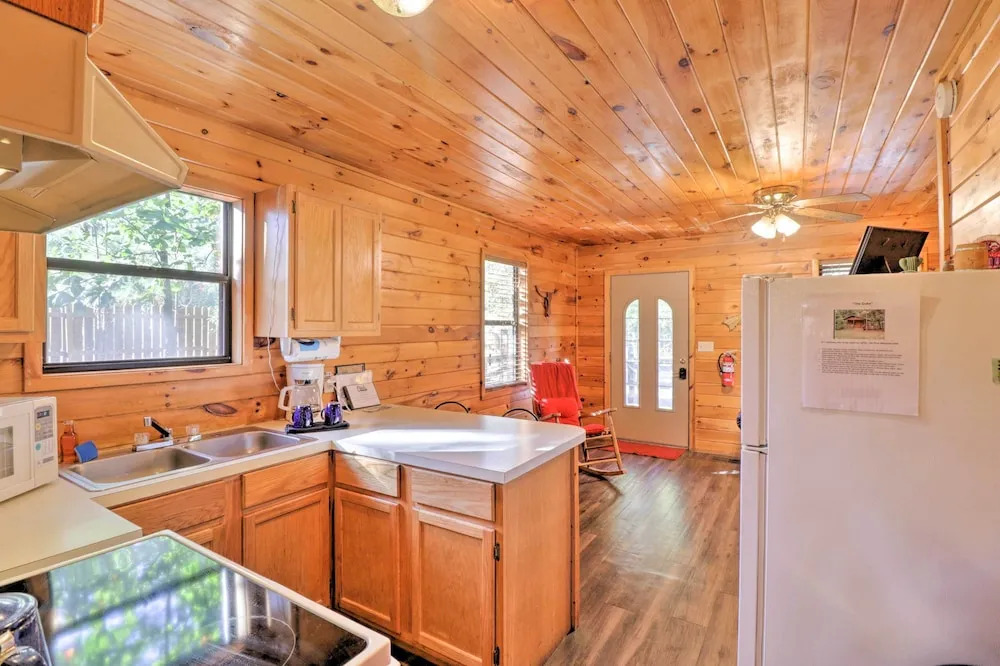 Cozy Cabin with Hot Tub 4 Mi to Broken Bow Lake