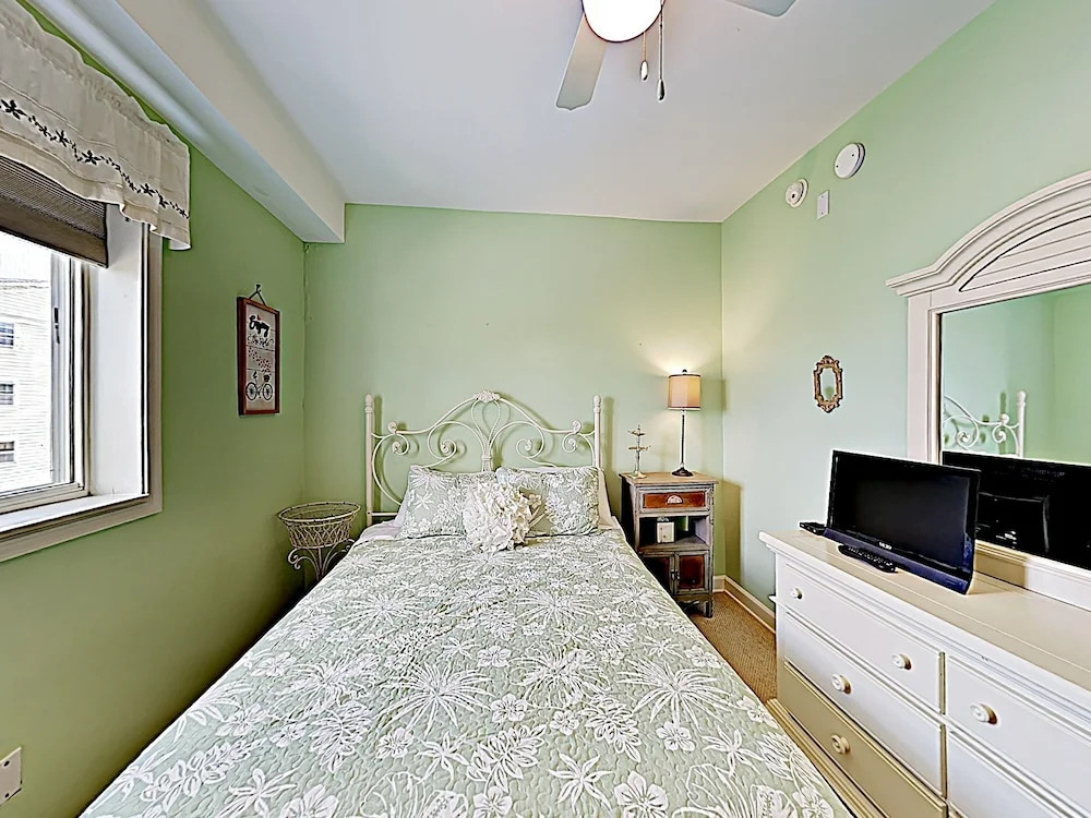New Listing! Bayfront W/ Pool- Walk To Beach 3 Bedroom Condo