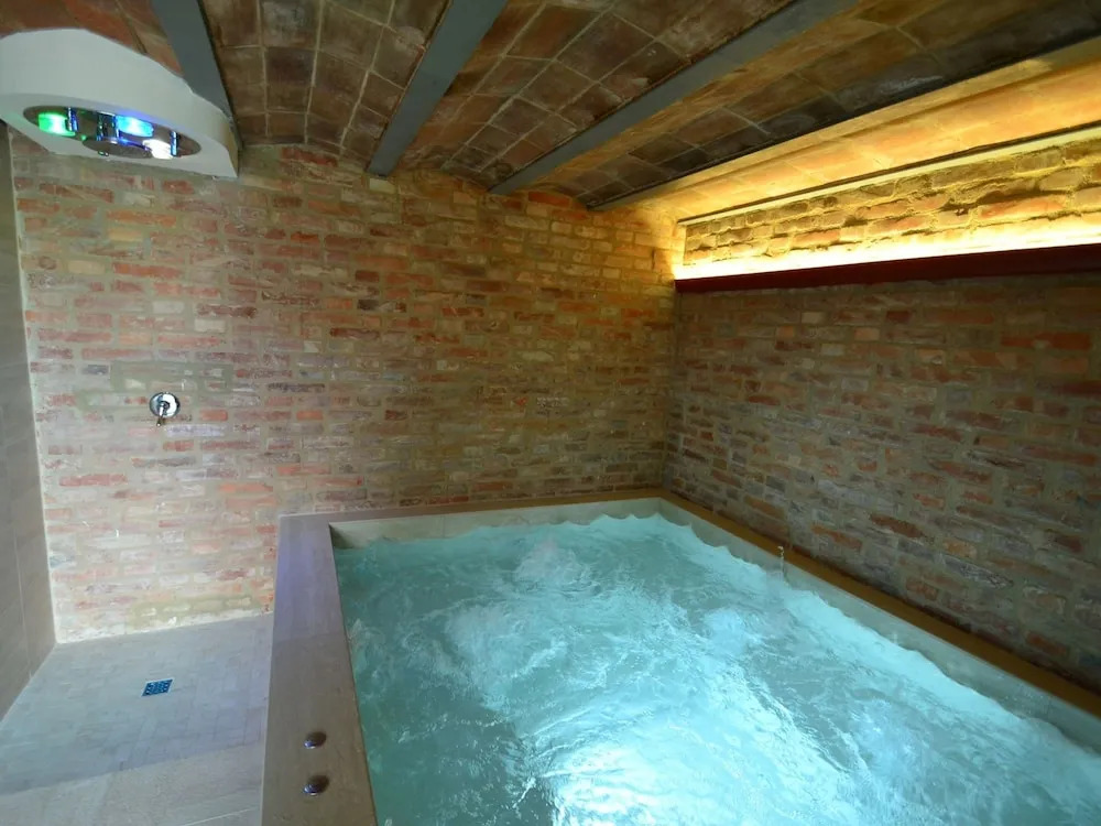 Bright Farmhouse in Montecatini Terme With Swimming Pool