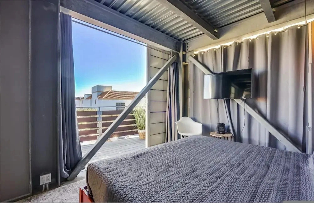 Modern Penthouse in Venice Beach-the Steel Rose