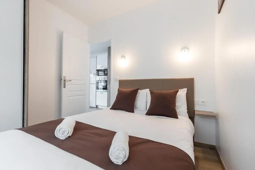 Sleep in Antibes City Port