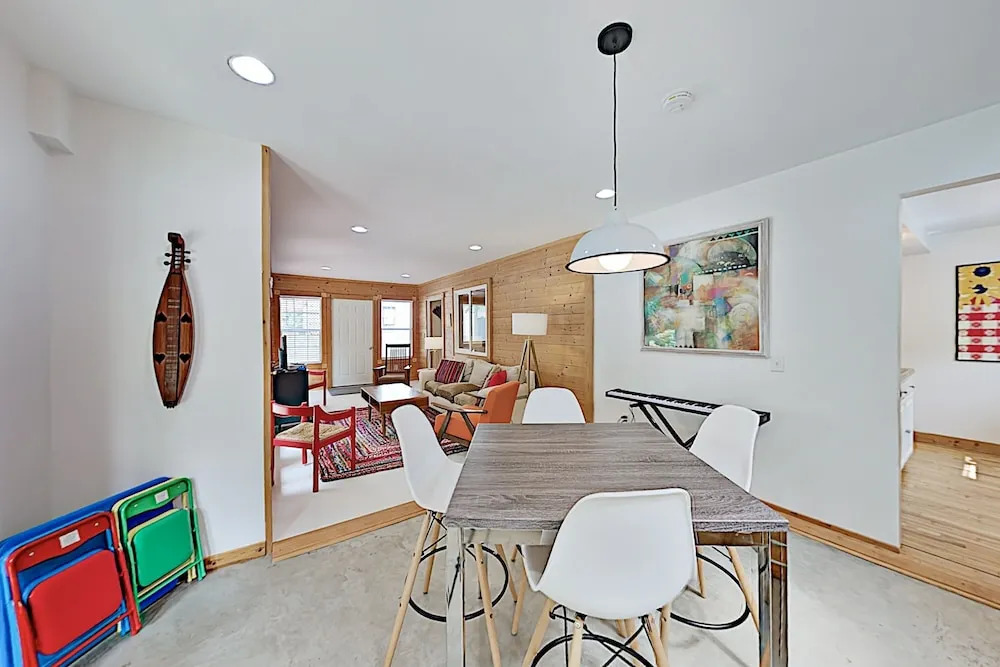 The Lime House W/ 2 Kitchens & Large Fenced Yard 4 Bedroom Home