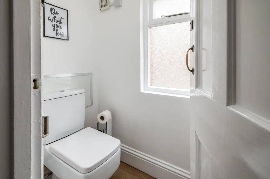 LARGE Town Centre Townhouse for Work and Leisure inc Private Parking by ComfyWorkers