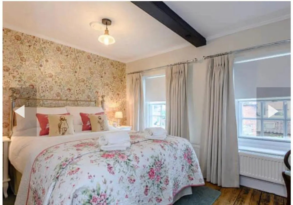 West Cottage. Central, beautiful, 2 mins to beach