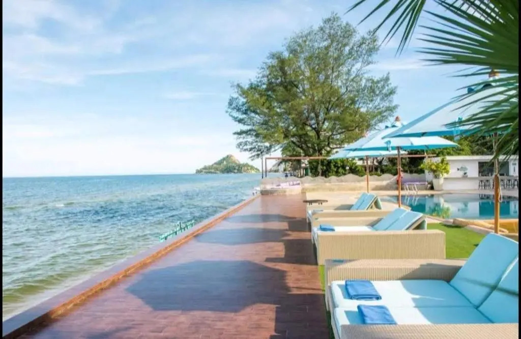 Light, airy, east facing 2 bed/2 bath pool views