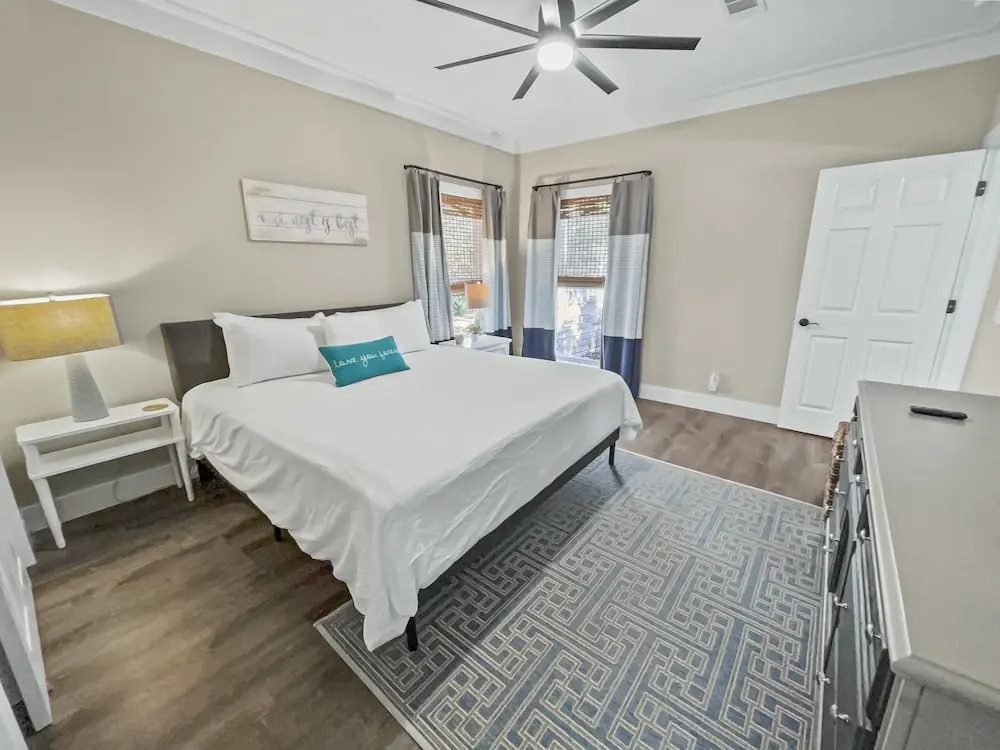 Pinewood Cottage 2 Bedroom Home by RedAwning