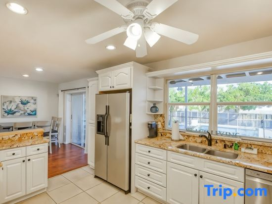 Heated Pool 3BR Home, 15mins to Beach