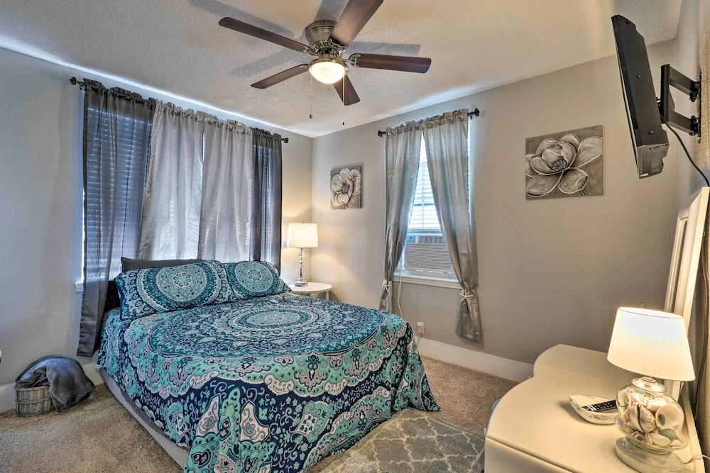 Walk to Beach: Breezy Galveston Apt w/ Deck!