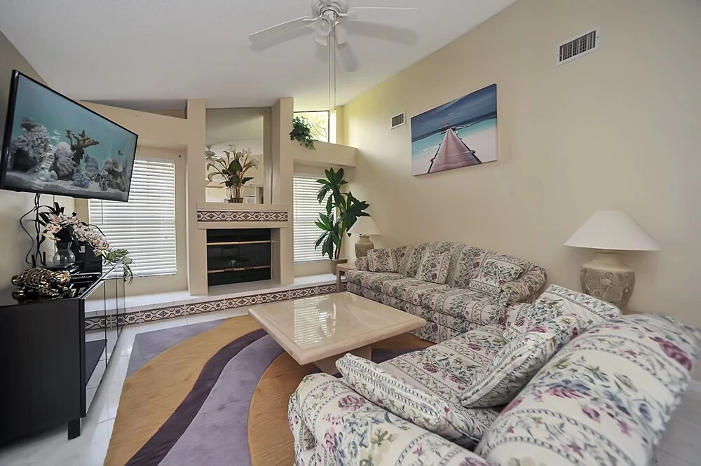 Palm Bay Delight, Large Grass Yard, 20 Minutes To The Beach 3 Bedroom Home