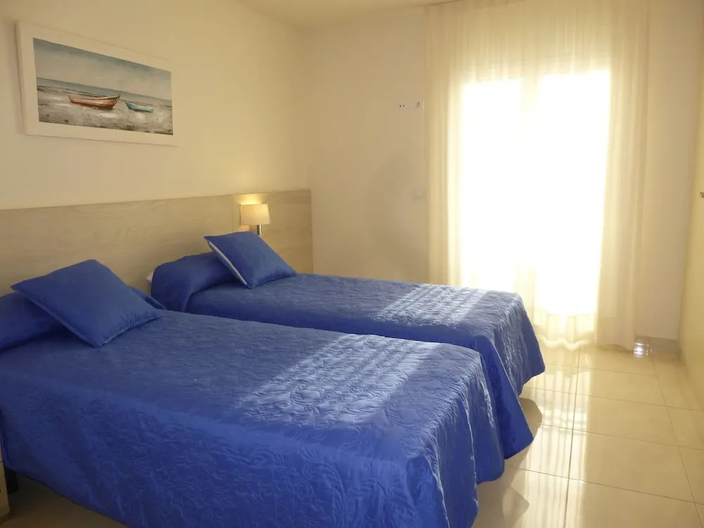 Quaint Apartment in Roses near Nova Sand Beach