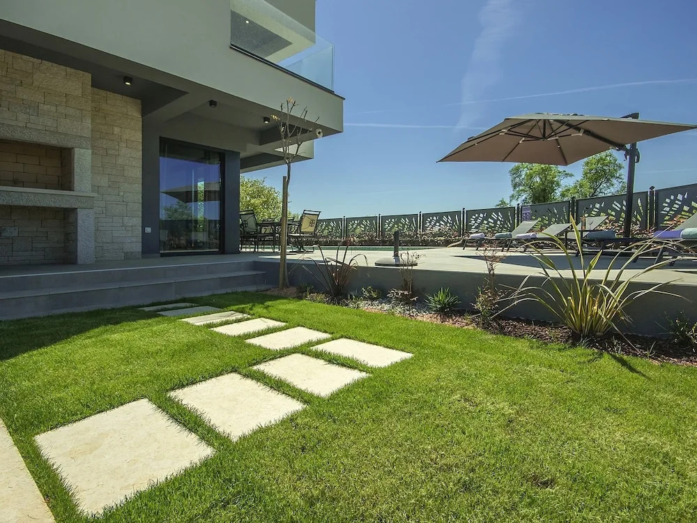 Luxurious Villa in Porec With Jacuzzi